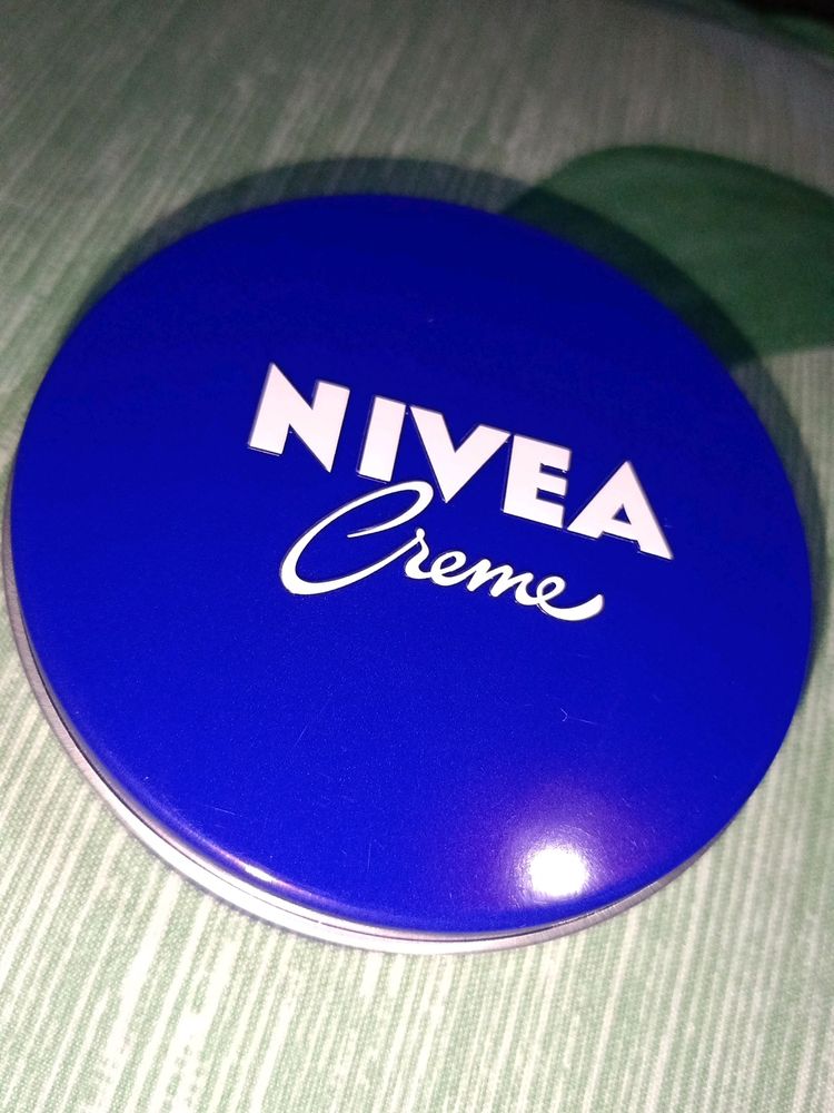 NIVEA Cream For Winter With Premium Case.