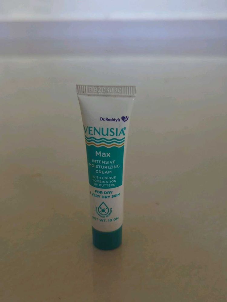 Venusia Max Moisturizing Cream