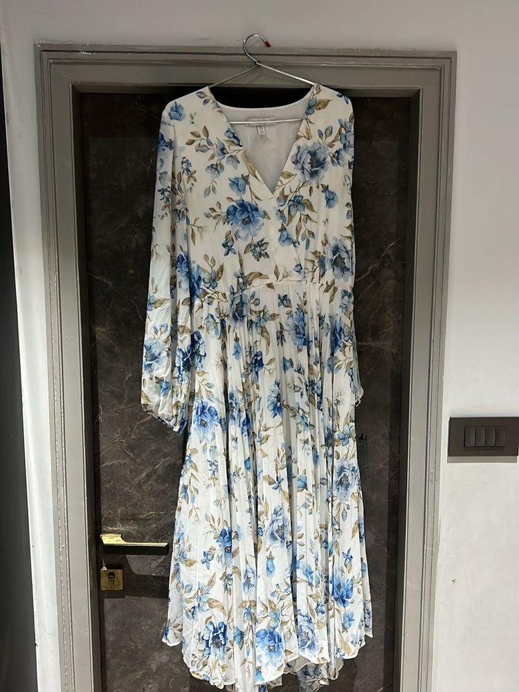 White And blue Floral Pleated Dress With Belt