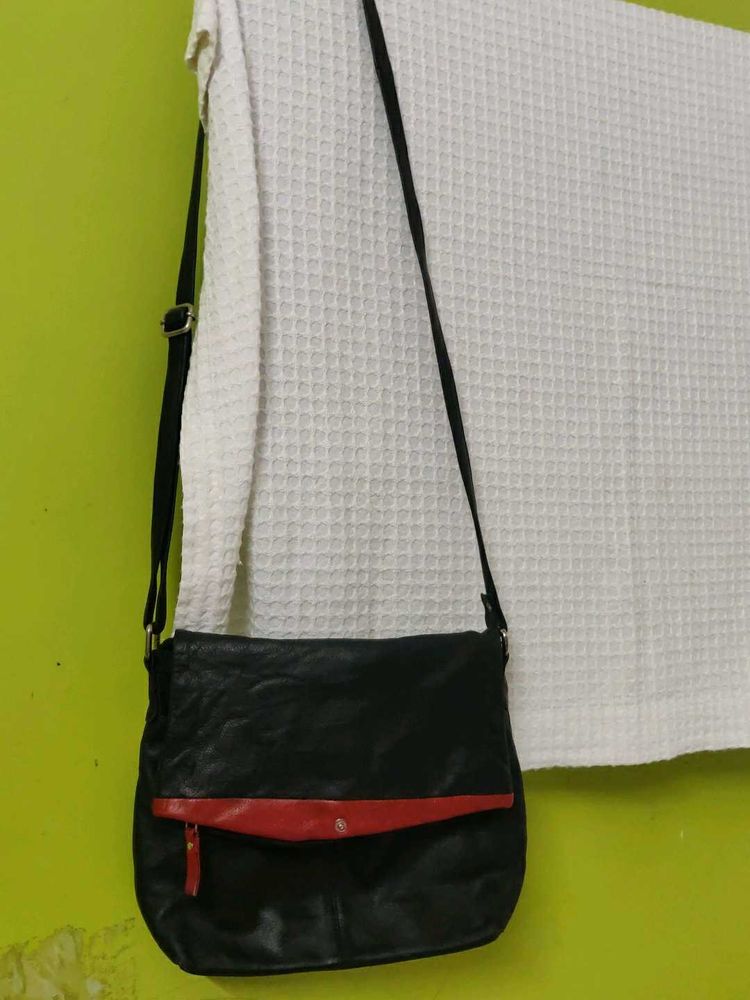Chic Black &amp; Red Crossbody Bag