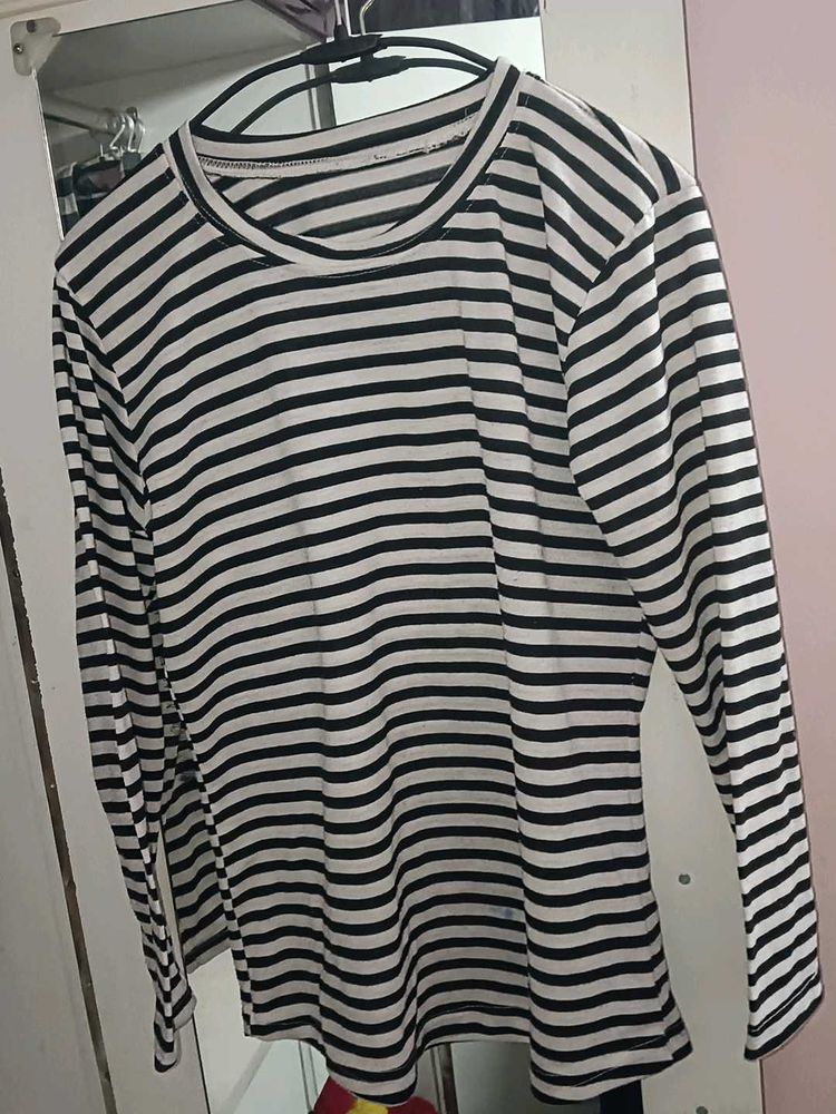 Black And White Full Sleeves T Shirt For Girls