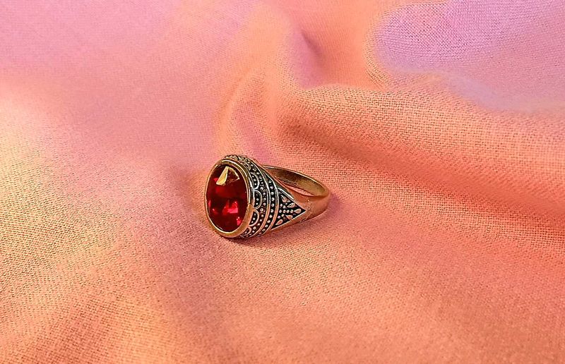 Vintage Red Gemstone Ring – Elegant &amp; Timeless