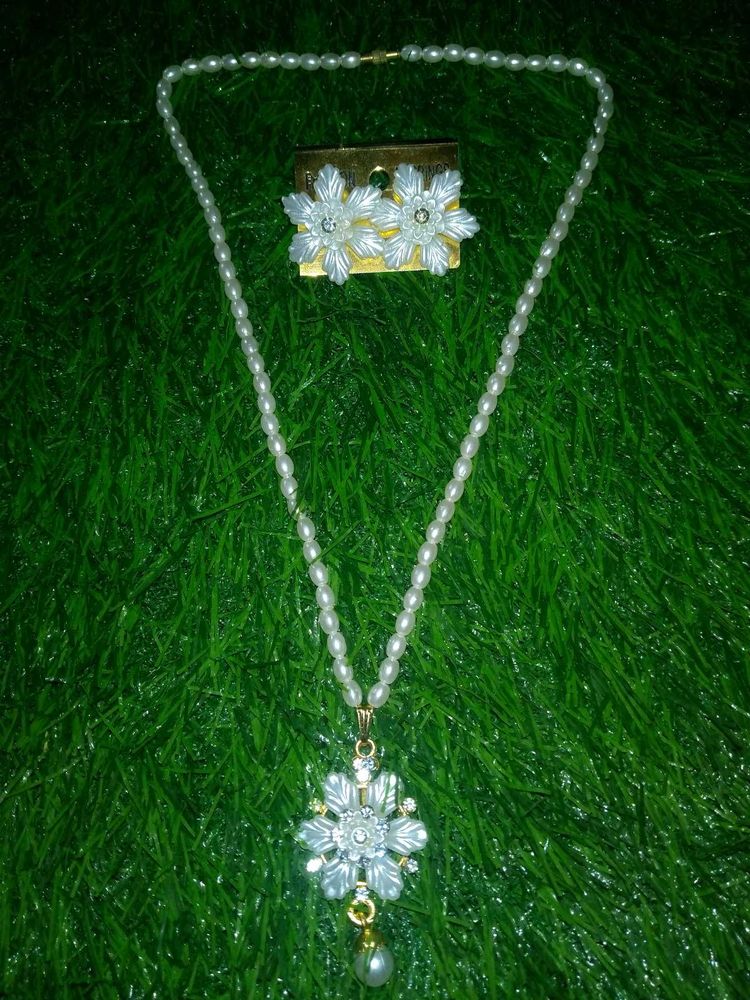 Beautiful Necklace And Earrings Set