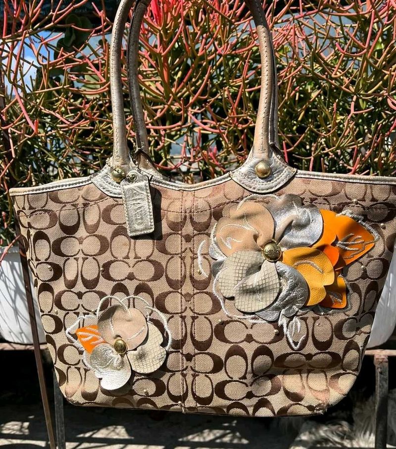 Coach Rare Golden Daisy Bleecker( Authentic Bag)