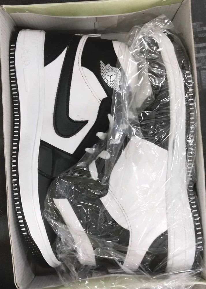 Black &amp; White Fashion Sneakers