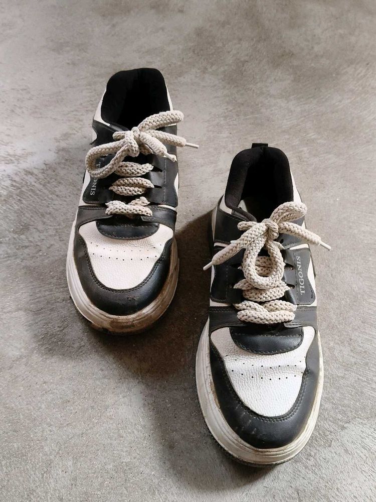 Stylish Tigonis Sneakers