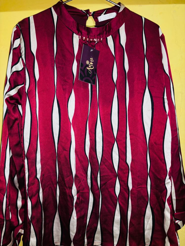 🤩Burgundy &amp; White Graphic Print Top.