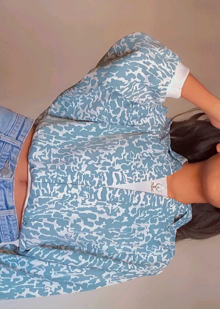 Abstract Teal &amp; White Crop Top