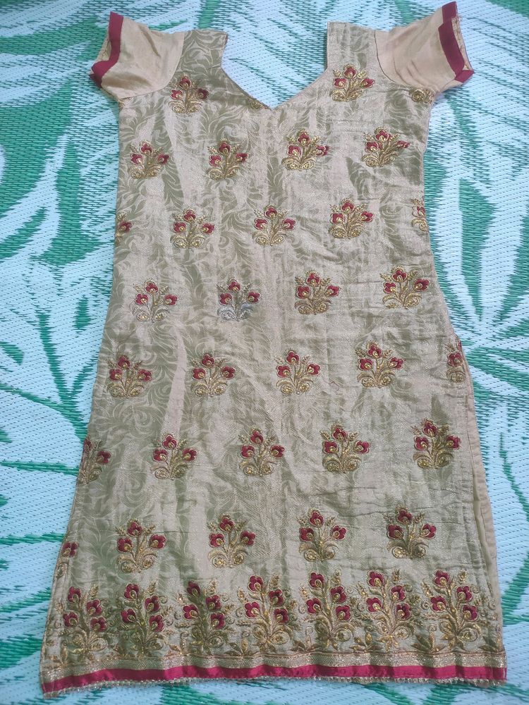 Beutiful Looking Kurta Set In Good Condition