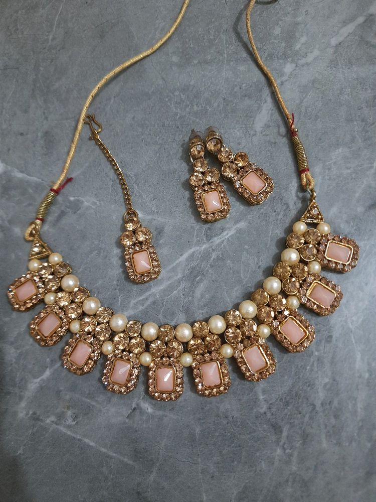 Jwellery Set With Earrings And Mangtika