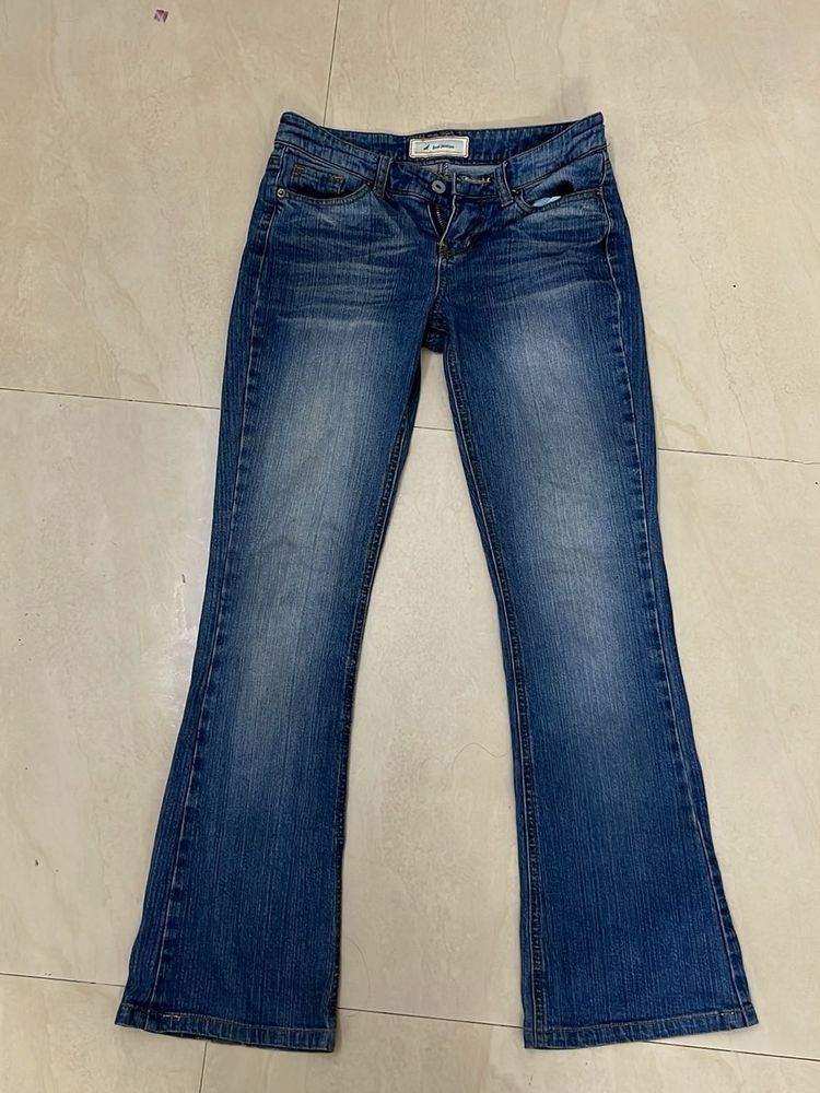 its a boot cut jeans size 8 can be suitable for 28