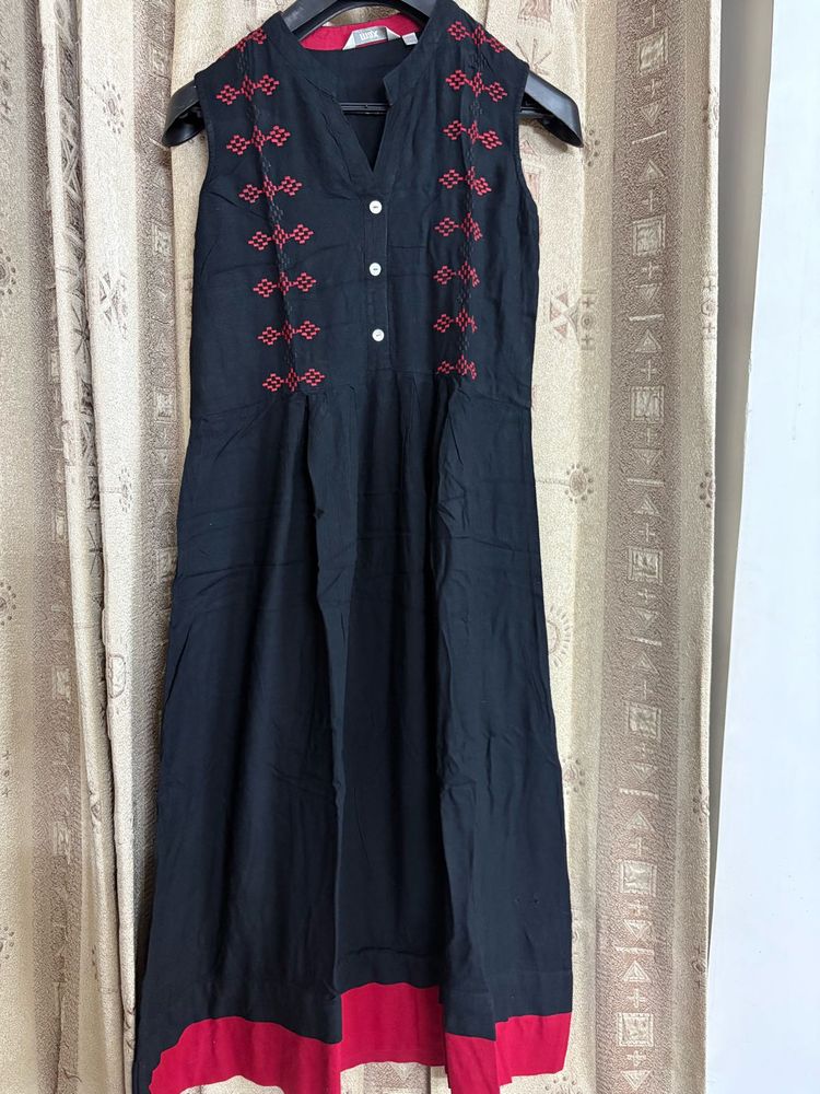 Elegant Black &amp; Red A-Line Kurti