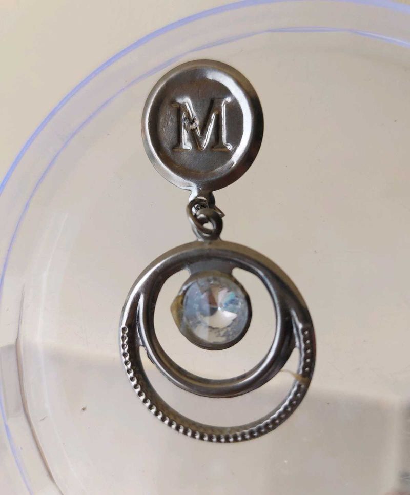 Elegant silver-tone brooch