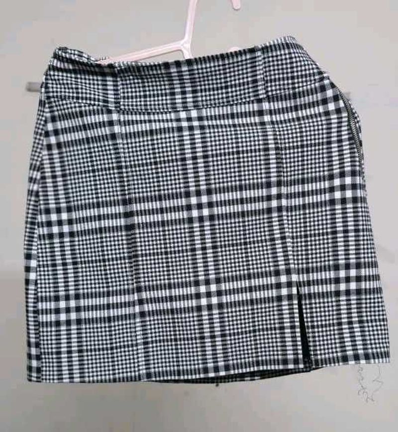 Trendy Black &amp; White Checkered Plaid Mini Skirt