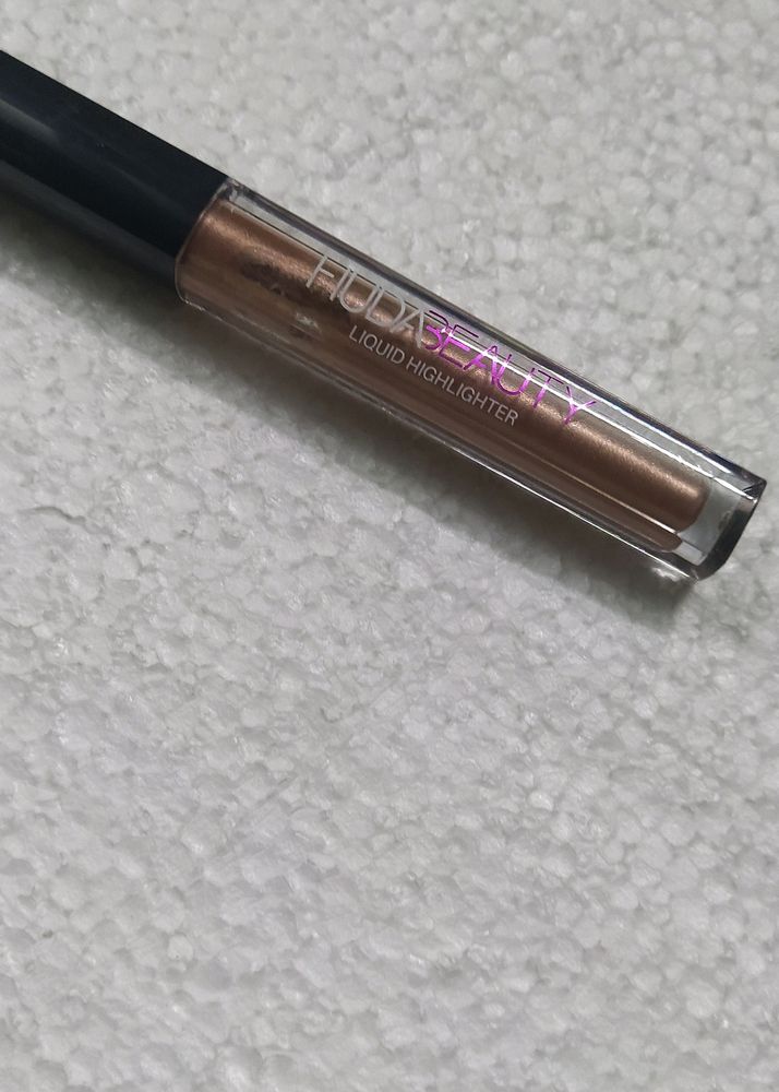 Huda Beauty Liquid Highlighter.