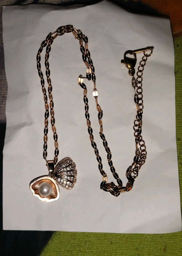 Pearl Shell Pendant Necklace