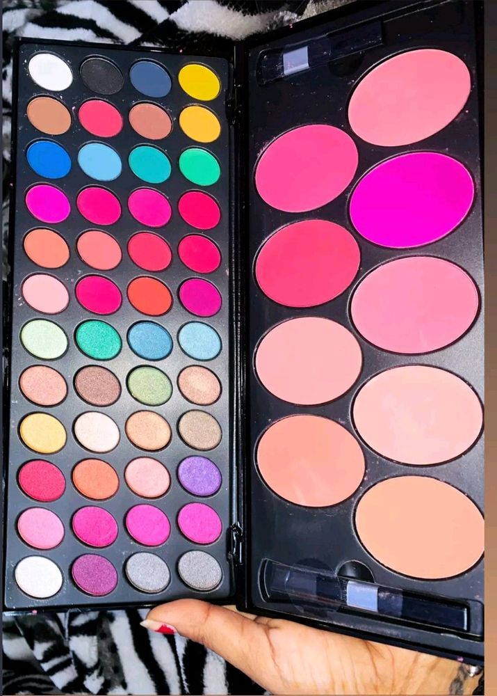 Eyeshadow Plus Blush Pallet