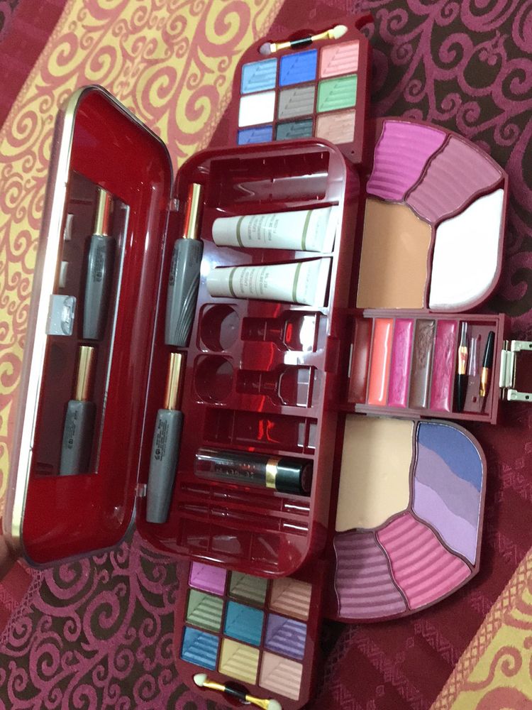 ❗️❗️Clearance Makeup Kit❗️❗️