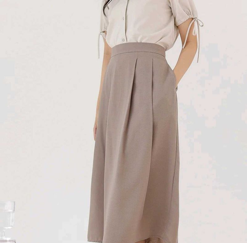 Chic Brown Midi Skirt with Side Pockets