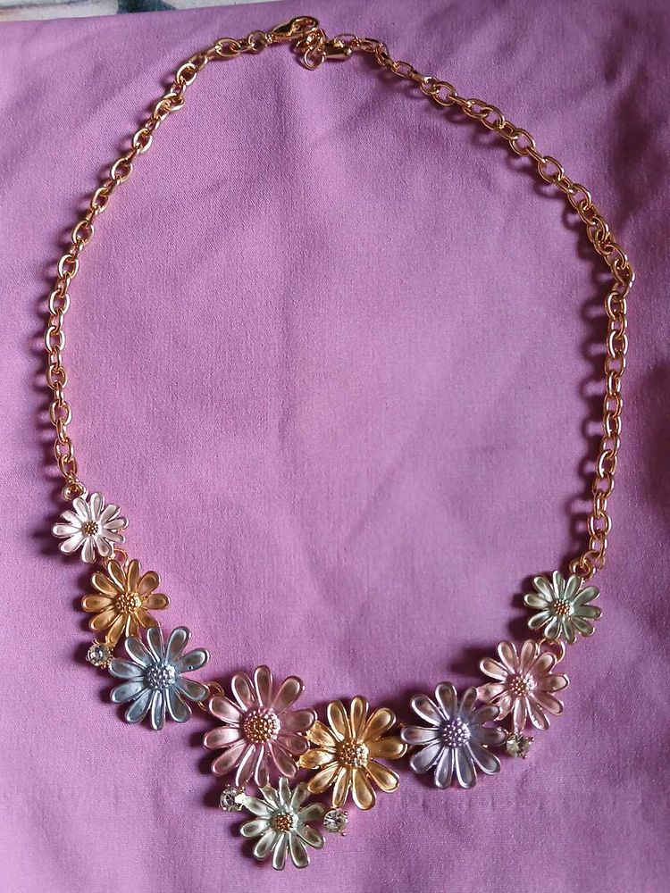 Flower Power Necklace - Brand NEW