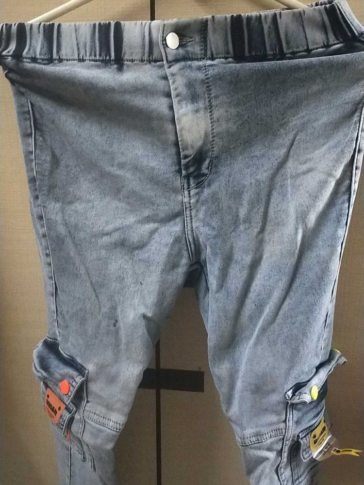 Trendy Light Wash Cargo Jeans