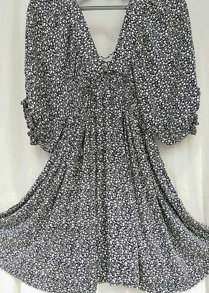&#34;Stylish Black Floral Short Dress with V-Neck