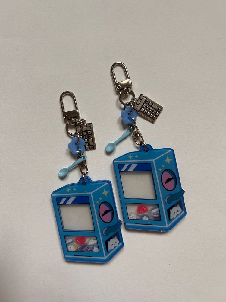 Acrylic vending Machine Shaker Keychain ❤️