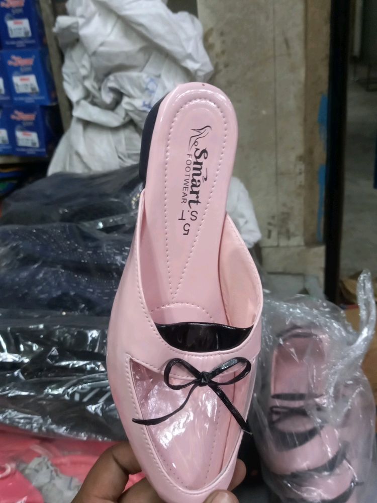 Jo bhi size chaiya wo mil jayega  hamri juta chappat ke dukan hai or best quality milta hai