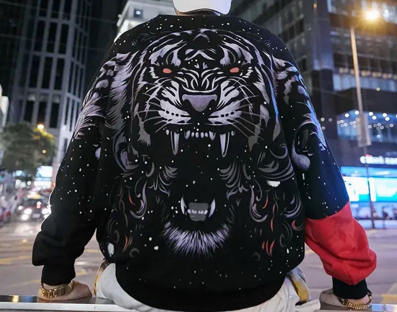 Trendy Black Graphic Sweatshirt