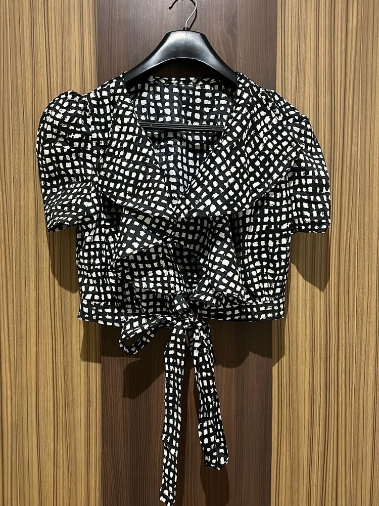 Chic Black &amp; White Crop Top