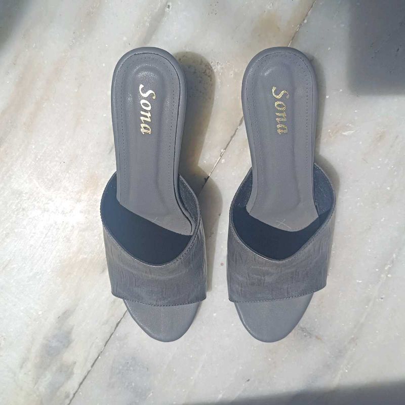 Selling Women Sandles With Heels