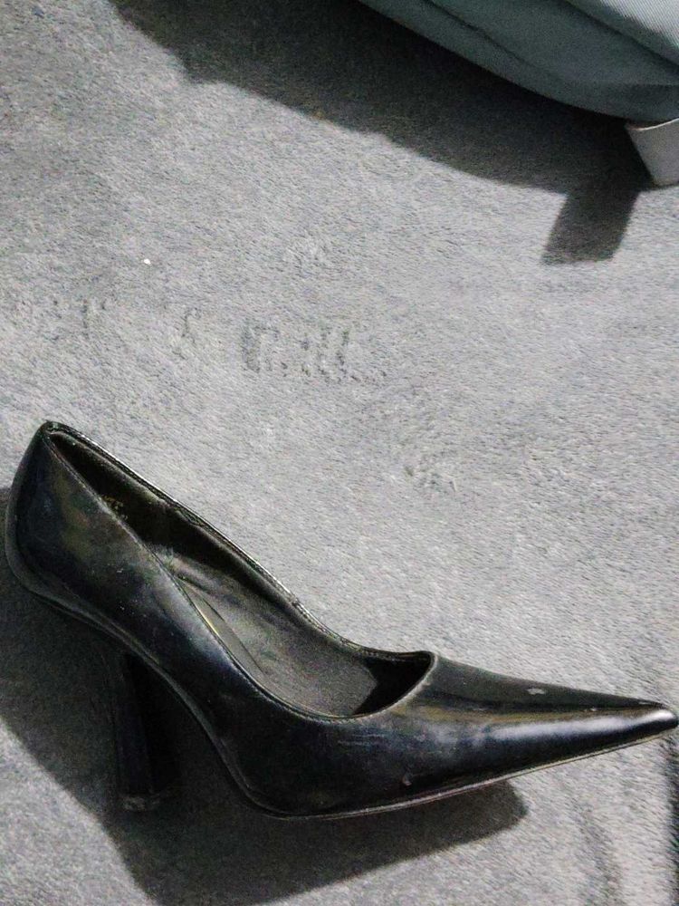 Black Pointed Heel Pumps