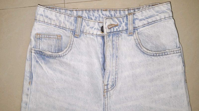 Ripped Light Wash straight fit Jeans