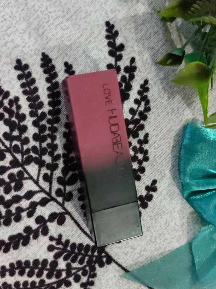 Huda Beauty Love Lipstick