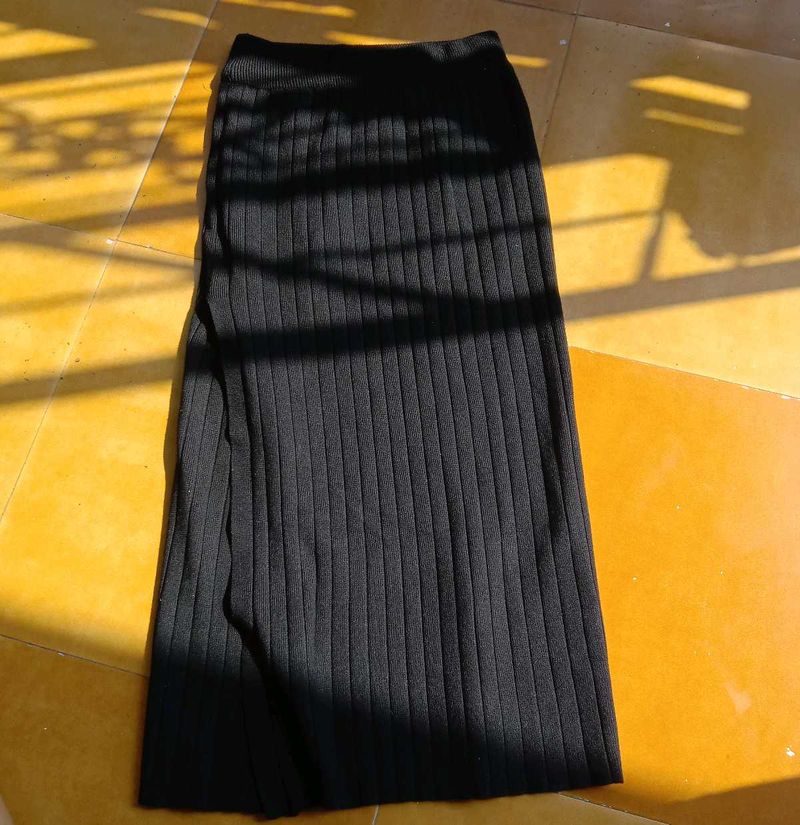 Black midi Ribbed Knit Skirt