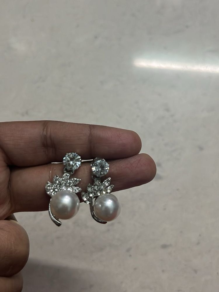 Stone With Pearl White Metal Earring