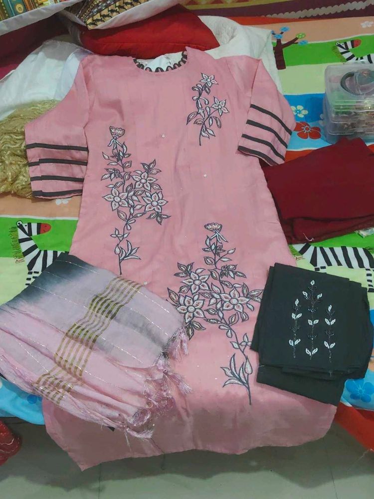 Elegant Floral Embroidered Kurta Set