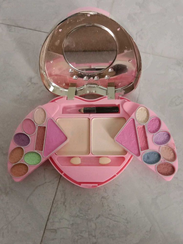 T. Y A. Fashion Makeup Kit
