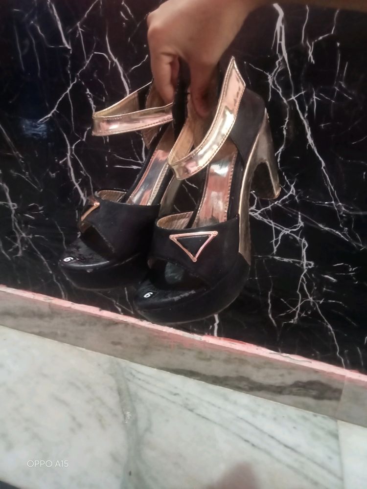 Black And Golden Heels 👠