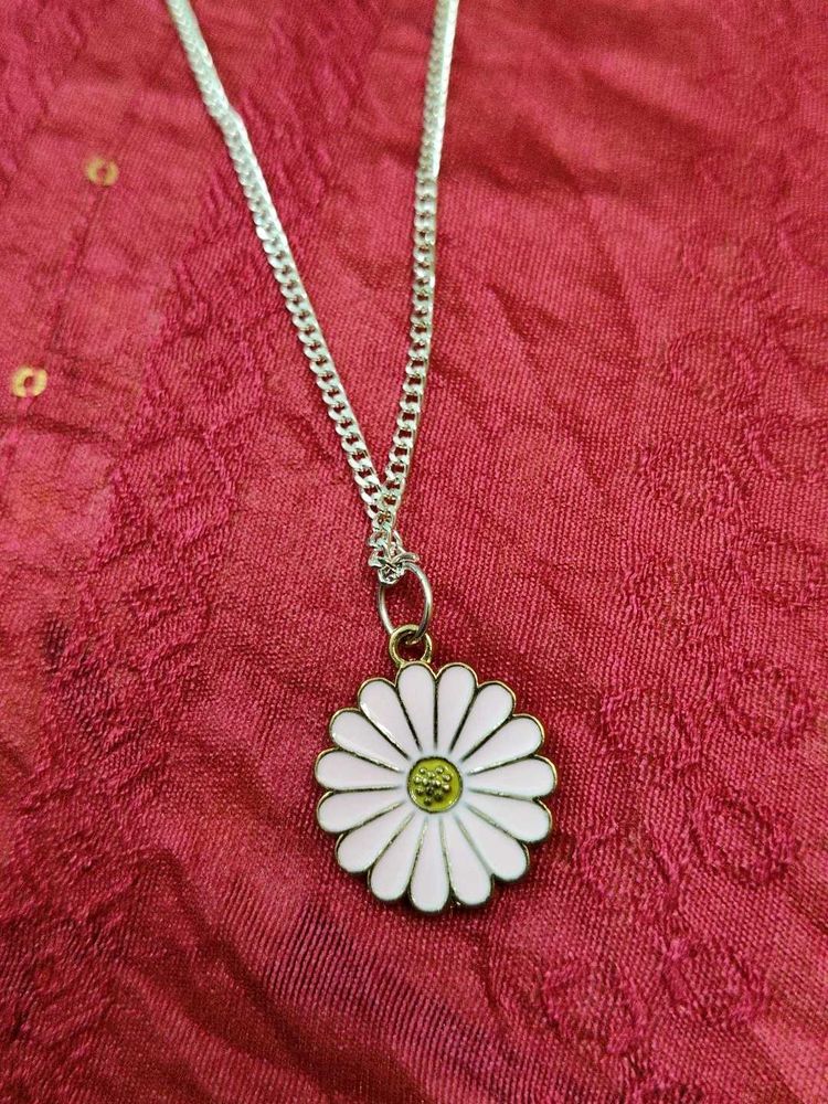 Daisy Pendant Necklace