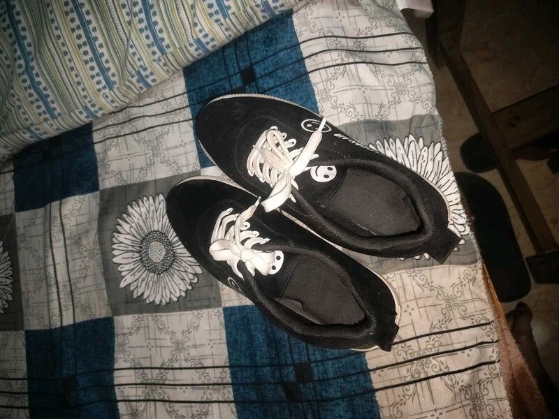 Black &amp; White Sneakers + Freebie
