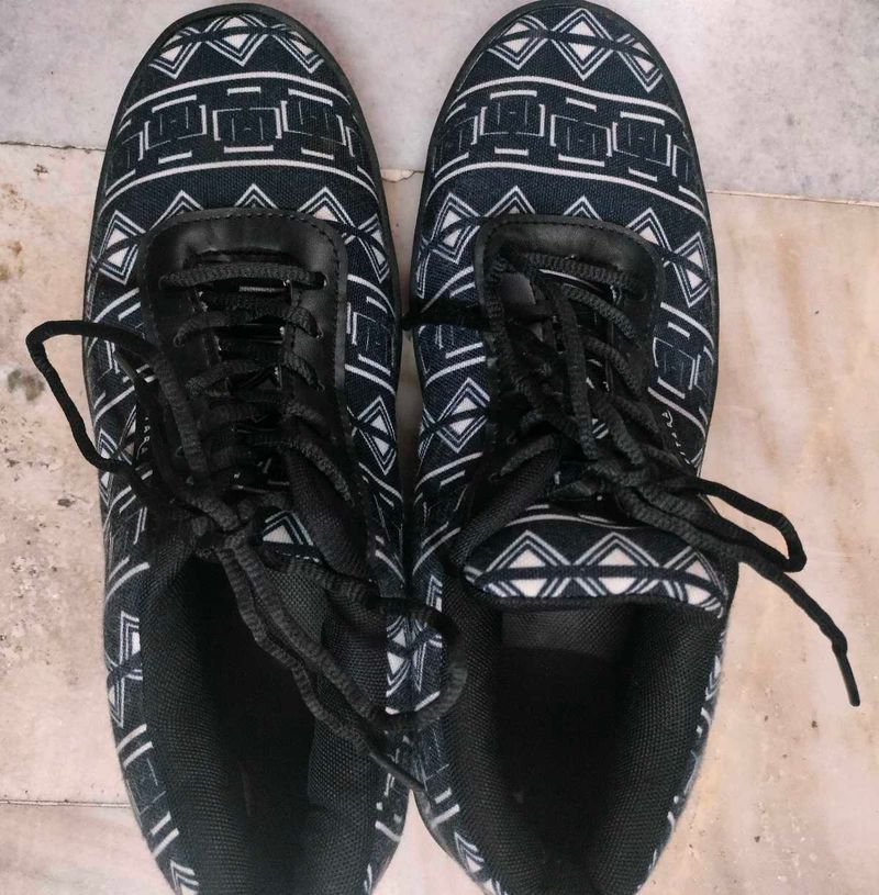 Unisex Black Canvas Sneakers