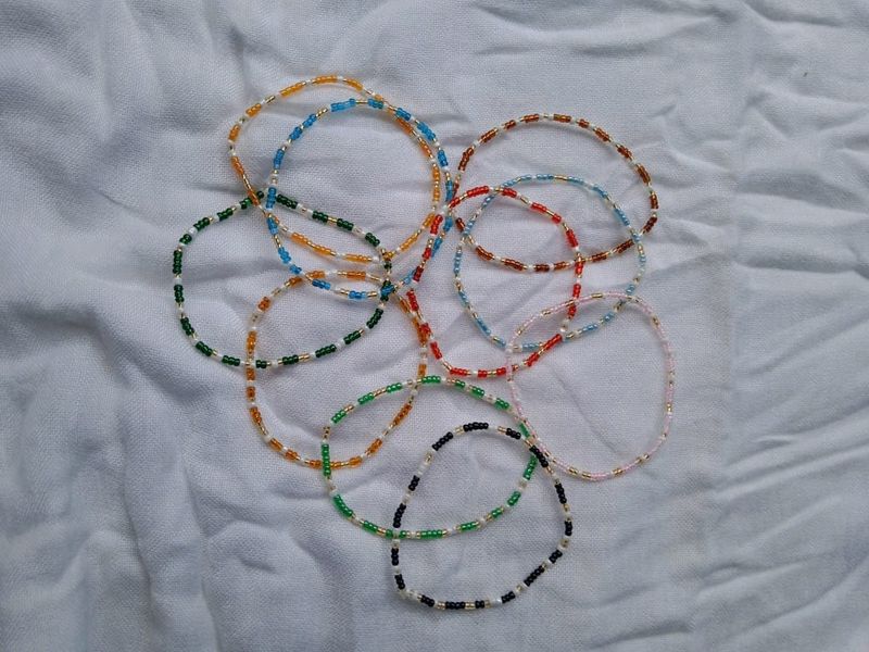 51. 10 Strechable Bracelets