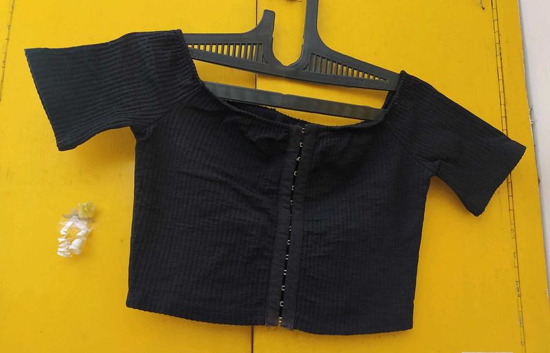 Women&#39;s Black Fitted Crop Top