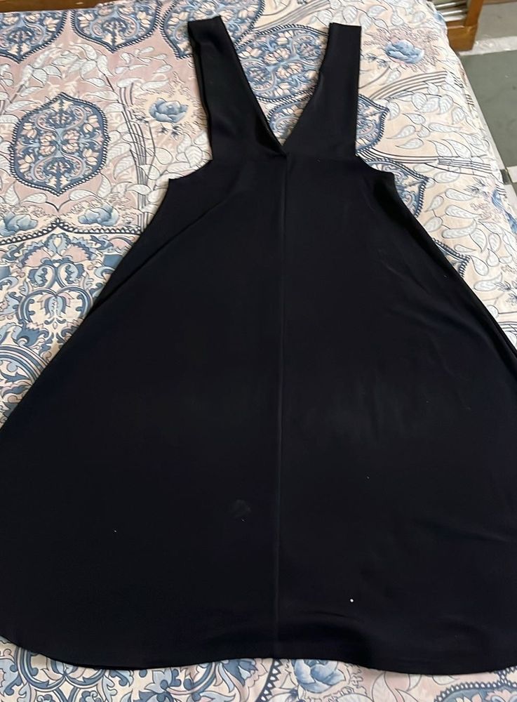 Black sleevless Vneck dress🖤