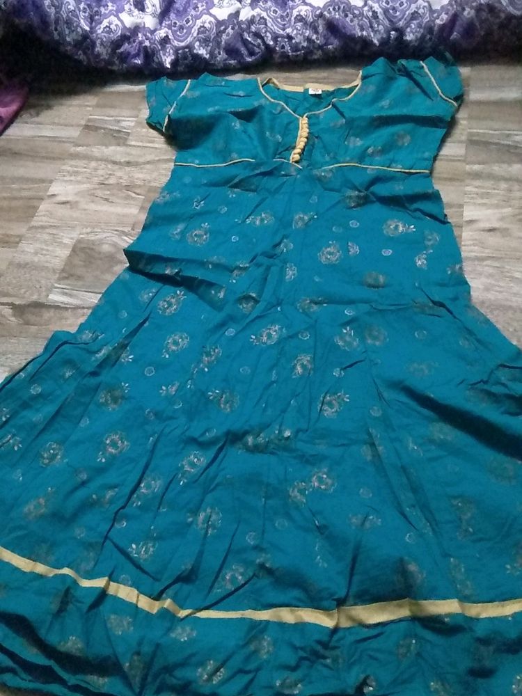 Green Coler  Aberla Type Of Top... Camer So Blou Coler...😘.                      1time Used Only.100%cotton     No Flows...