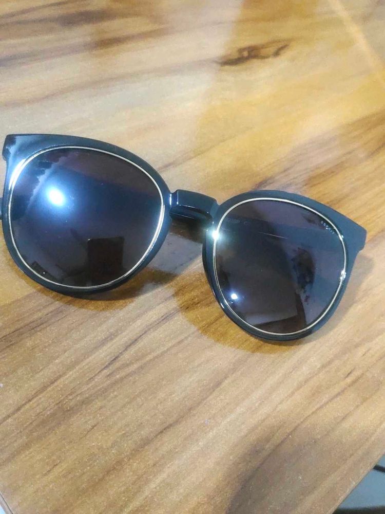 Chic Black Cateye Sunglasses