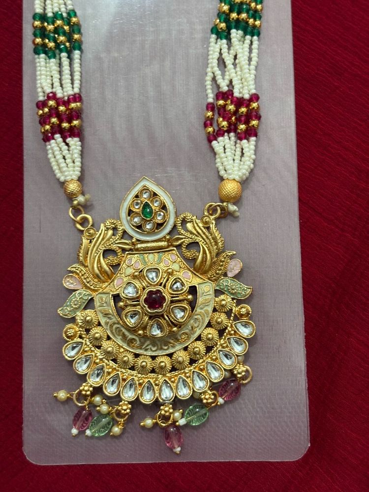 Elegant Kundan Pendant Necklace With Earrings