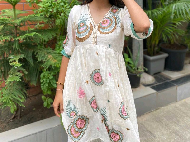 Elegant White Embroidered Kurta