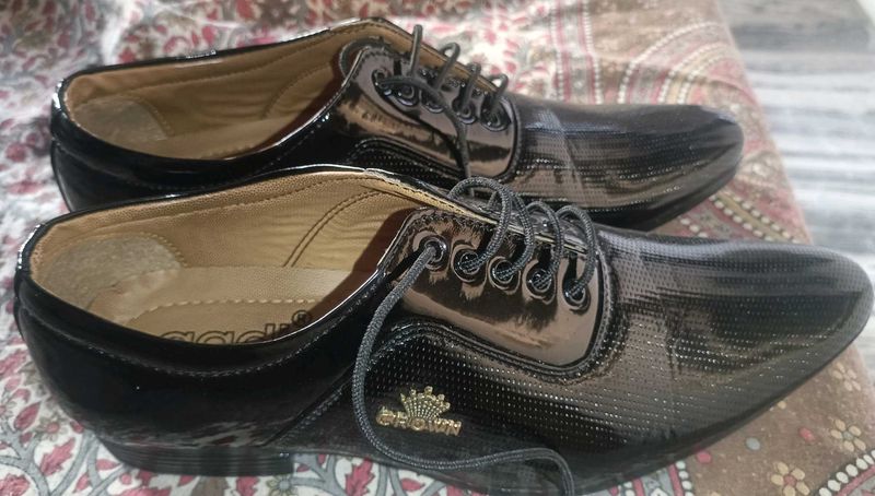 Men&#39;s Leather Lace-Up Shoes ? Sleek Design for Fo